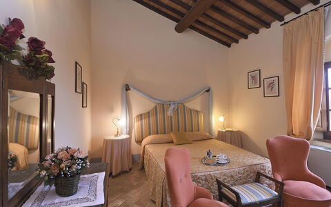 Villa Michelangelo: Møbel, Seng, Væg, Soveværelse, Indretning, Textile, Sengetøj, Sengetøj, Sengetøj, Værelse