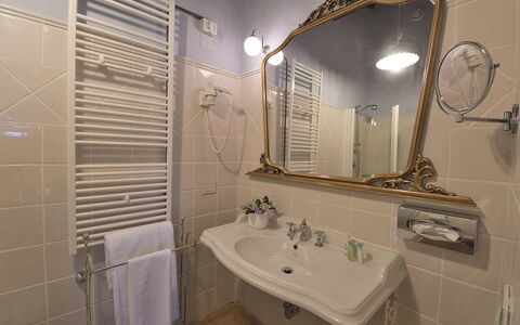 Villa Michelangelo: Indretning, Gulvbelægning, Værelse, Etage, Møbel, Sanitærarmatur, Loft, Tap, Vvs, Badeværelse