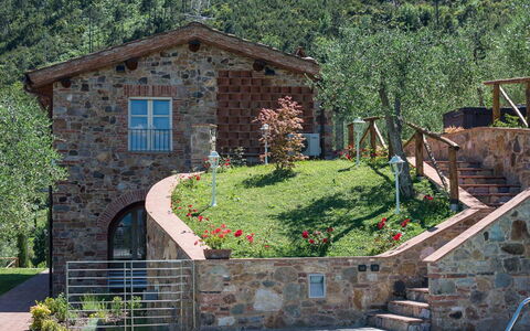 Il Podere: Væg, Arkitektur, Busk, Hus, Mursten, Hjem, Sommerhus, Dør, Have, Estate