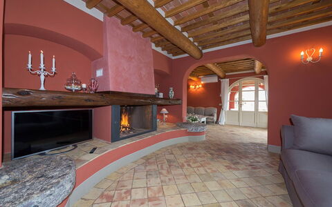 Il Podere: Indretning, Gulvbelægning, Væg, Møbel, Etage, Loft, Værelse, Belysning, Hjem, Stue