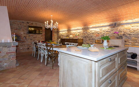 Il Podere: Møbel, Gulvbelægning, Indretning, Træ, Loft, Køkken, Etage, Countertop, Cabinetry, Belysning