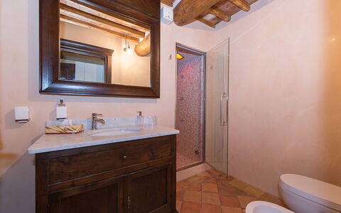 Il Podere: Sanitærarmatur, Væg, Gulvbelægning, Badeværelse, Indretning, Badeværelsesvask, Træ, Etage, Håndvask, Tap
