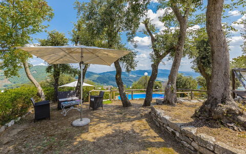 Villa Bastiano: Blå, Træ, Landskab, Sollys, Bjergkæde, Hill Station, Skygge, Dal, Kam, Landscaping