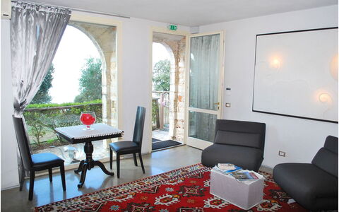 Villa Bastiano: Møbel, Indretning, Gulvbelægning, Etage, Belysning, Værelse, Couch, Bord, Lejlighed, Stue