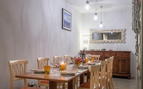 Villa Bastiano: Møbel, Indretning, Væg, Træ, Bord, Gulvbelægning, Spisestue, Belysning, Loft, Textile