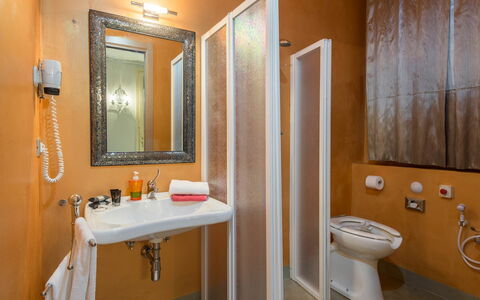 Villa Bastiano: Indretning, Etage, Gulvbelægning, Værelse, Sanitærarmatur, Loft, Vvs, Orange, Sengetøj, Håndvask