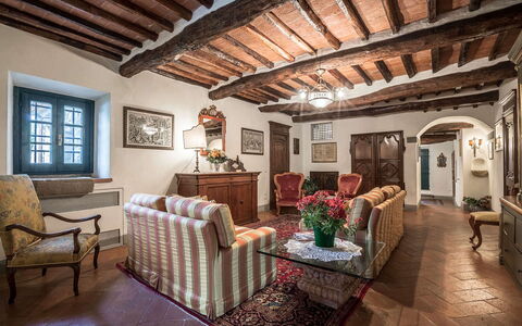 Villa del Colle: Væg, Møbel, Hjem, Stol, Dør, Stueplante, Blomsterkrukke, Stue, Villa, Kaffebord