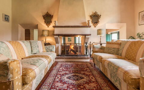 Villa Il Castagno: Møbel, Væg, Indretning, Couch, Gulvbelægning, Stue, Etage, Værelse, Belysning, Hjem