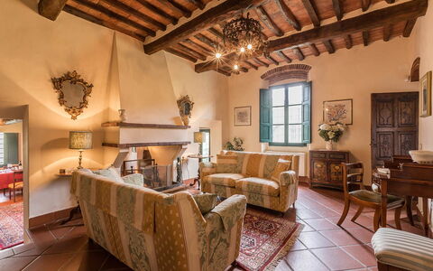 Villa Il Castagno: Væg, Møbel, Arkitektur, Hjem, Stol, Stue, Stenmur, Villa, Stueplante, Mursten