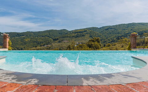 Villa Il Castagno: Bjergrige Landskabsformer, Bakke, Svømmepøl, Bjerg, Bjergkæde, Kam, Udvej, Eco Hotel, Water Feature, Ferieby