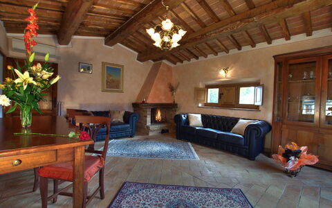 Villa Incanto: Møbel, Indretning, Gulvbelægning, Træ, Couch, Loft, Værelse, Etage, Stue, Bord