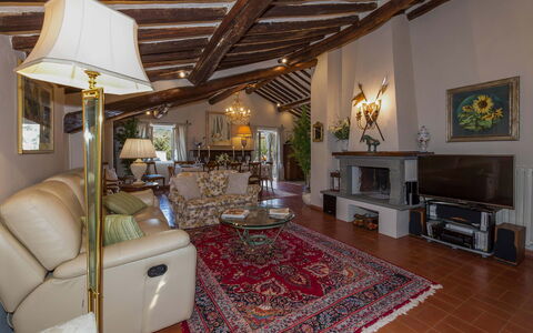 Villa Vorno: Møbel, Indretning, Hjem, Stol, Hus, Gulvbelægning, Couch, Loft, Stue, Bord