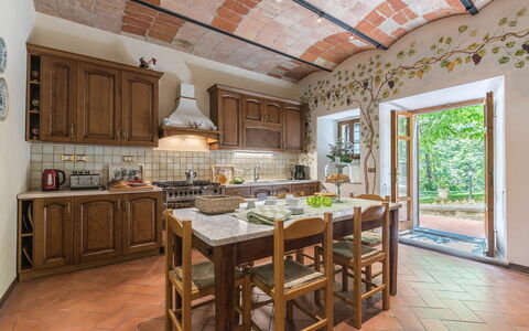 Villa Monterchi: Møbel, Indretning, Gulvbelægning, Træ, Loft, Etage, Køkken, Countertop, Spisestue, Køkken & Spisebord