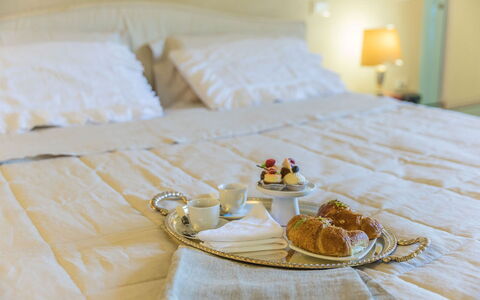 Villa Monterchi: Møbel, Sengetøj, Soveværelse, Indretning, Seng, Sengetøj, Textile, Værelse, Sengetøj, Belysning