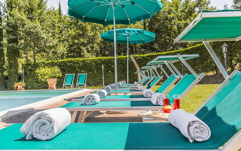 Villa Panorama: Udendørs Møbler, Svømmepøl, Udvej, Liggestol, Fritid, Paraply, Stol, Eco Hotel, Hotel, Udendørs Bord