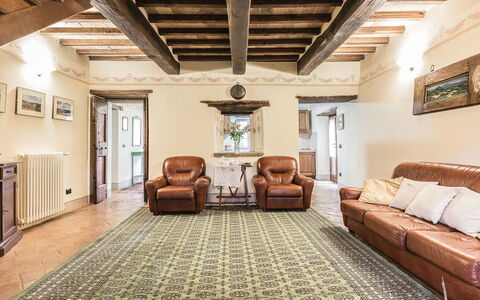 Villa Panorama: Møbel, Indretning, Væg, Gulvbelægning, Couch, Etage, Træ, Loft, Værelse, Stue