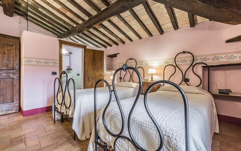 Villa Panorama: Hotel, Bed Frame, Seng, Soveværelse, Villa, Sengetøj, Lampe