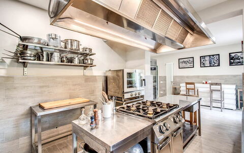 Villa la Brezza: Køkken, Køkken Apparat, Countertop, Indretning, Gulvbelægning, Større Bandage, Træ, Husholdningsapparat, Loft, Møbel