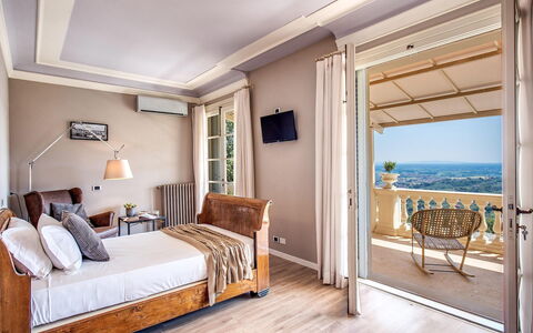 Villa la Brezza: Møbel, Indretning, Træ, Soveværelse, Seng, Etage, Gulvbelægning, Lejlighed, Hjem, Værelse