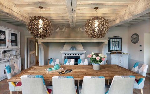 Villa la Foresta: Møbel, Indretning, Bord, Træ, Stol, Loft, Køkken & Spisebord, Spisestue, Gulvbelægning, Værelse