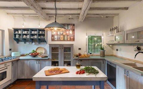 Villa la Foresta: Møbel, Køkken, Indretning, Countertop, Gulvbelægning, Loft, Træ, Lysarmatur, Hjem, Cabinetry