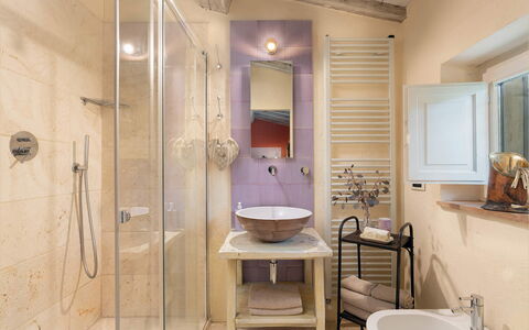 Villa la Foresta: Indretning, Gulvbelægning, Etage, Sanitærarmatur, Badeværelse, Møbel, Træ, Belysning, Værelse, Loft