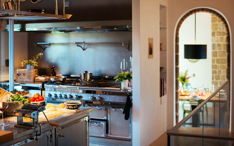 Villa Torre del Chianti: Køkken, Indretning, Countertop, Køkken Apparat, Belysning, Møbel, Loft, Lysarmatur, Komfur, Cabinetry