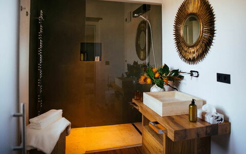 Villa Torre del Chianti: Indretning, Badeværelsesvask, Træ, Sanitærarmatur, Badeværelse, Gulvbelægning, Belysning, Tap, Etage, Vvs