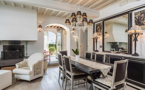 Villa Chianti: Møbel, Indretning, Loft, Gulvbelægning, Lysarmatur, Spisestue, Belysning, Stol, Hjem, Køkken & Spisebord