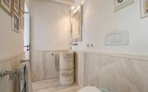 Villa Chianti: Gulvbelægning, Sanitærarmatur, Etage, Indretning, Tap, Vvs, Flise, Badeværelse, Håndvask, Marmor