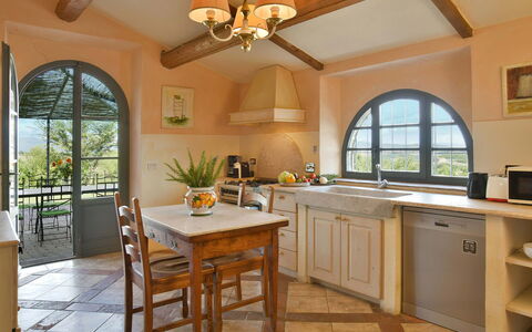 Villa Ghirlanda: Møbel, Indretning, Gulvbelægning, Køkken, Træ, Loft, Stol, Countertop, Etage, Cabinetry