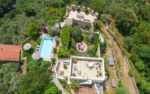 La Rocca di Monteggiori: Vegetationen, Landskab, Busk, Plantesamfund, Landdistrikt, Have, Bunddække, Fugleperspektiv, Estate, Landscaping