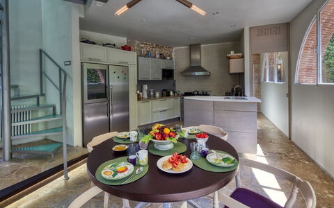 La Rocca di Monteggiori: Indretning, Møbel, Køkken, Gulvbelægning, Loft, Countertop, Belysning, Stol, Lysarmatur, Etage