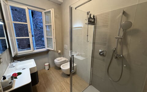 Casa Anna 13: Badeværelse, Sanitærarmatur, Gulvbelægning, Etage, Indretning, Badekar, Vvs, Tap, Toilet, Håndvask