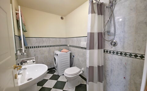 Appartamento Botrici: Toiletbræt, Toilet, Sanitærarmatur, Gulvbelægning, Badeværelse, Etage, Indretning, Vvs, Håndvask, Flise