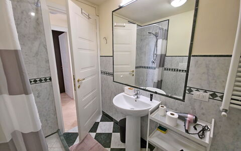 Appartamento Botrici: Gulvbelægning, Etage, Indretning, Værelse, Sanitærarmatur, Vvs, Toilet, Flise, Lejlighed