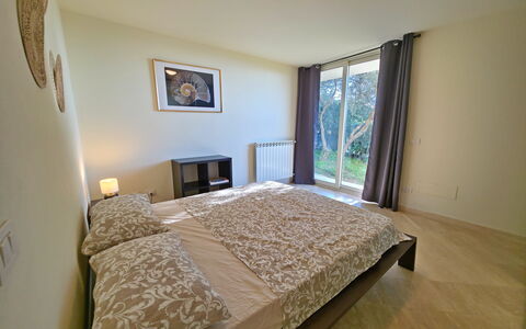 Appartamento Botrici: Seng, Indretning, Soveværelse, Etage, Gulvbelægning, Møbel, Væg, Sengetøj, Sengetøj, Træ