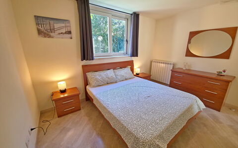 Appartamento Botrici: Seng, Soveværelse, Møbel, Træ, Sengetøj, Sengetøj, Gulvbelægning, Etage, Indretning, Værelse