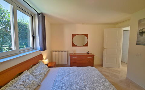 Appartamento Botrici: Seng, Møbel, Indretning, Soveværelse, Træ, Gulvbelægning, Etage, Loft, Værelse, Sengetøj