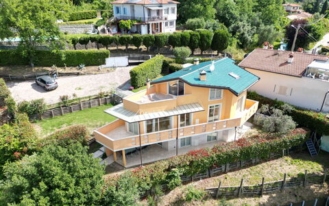 Appartamento Botrici: Bygning, Boligområde, Hus, Hjem, Tag, Busk, Menneskelig Bosættelse, Sommerhus, Estate, Altan