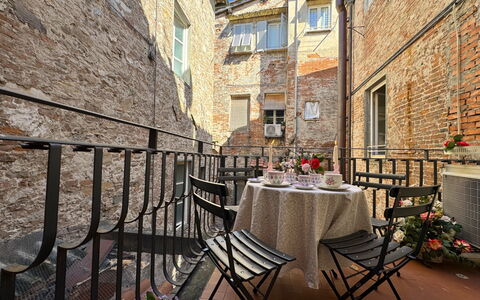 Casa Elena 13: Blomsterkrukke, Mursten, Stueplante, Altan, Stol, Murværk, Gelænder, Udendørs Bord, Baluster, Udendørs Møbler