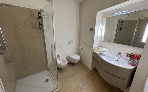 Casa Elena 13: Gulvbelægning, Sanitærarmatur, Badeværelse, Etage, Indretning, Badeværelsesvask, Håndvask, Vvs, Tap, Værelse