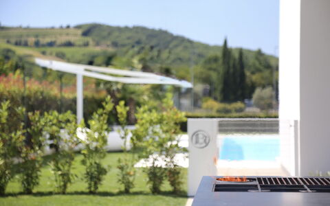 Villa Bilor Luxe: Have, Skygge, Fritid, Lawn, Landscaping, Gård, Udendørs Møbler, Hæk, Backyard, Villa