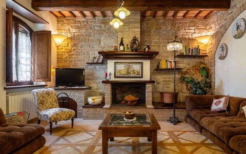 Il Giuncheto, Pool, Amazing View, Umbrian Countrys: Møbel, Indretning, Væg, Gulvbelægning, Træ, Stue, Loft, Bord, Belysning, Couch