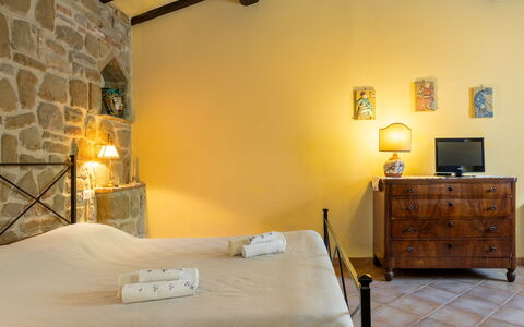 Il Giuncheto Apartments, Pool, Umbrian Countryside: Møbel, Væg, Indretning, Gulvbelægning, Loft, Etage, Værelse, Hjem, Seng, Soveværelse