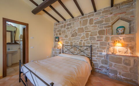 Il Giuncheto Apartments, Pool, Umbrian Countryside: Møbel, Indretning, Væg, Gulvbelægning, Loft, Etage, Belysning, Værelse, Seng, Soveværelse