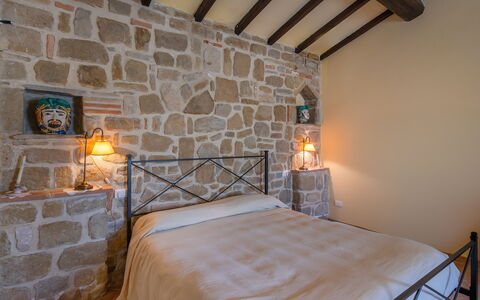 Il Giuncheto Apartments, Pool, Umbrian Countryside: Møbel, Væg, Indretning, Seng, Soveværelse, Loft, Etage, Gulvbelægning, Belysning, Værelse