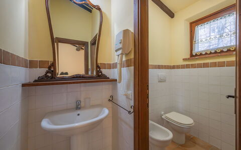 Il Giuncheto Apartments, Pool, Umbrian Countryside: Sanitærarmatur, Træ, Indretning, Badeværelse, Gulvbelægning, Etage, Badeværelsesvask, Vvs, Tap, Værelse