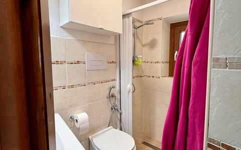 Borgo Antico, Pool, Barberino del Mugello: Gulvbelægning, Sanitærarmatur, Etage, Træ, Badeværelse, Håndvask, Indretning, Toilet, Badeværelsesvask, Tap