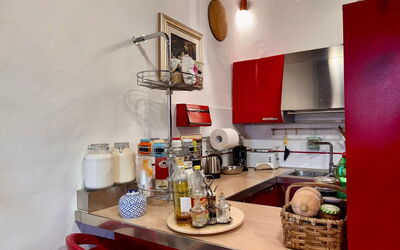 Family: Køkken Apparat, Rød, Køkken, Indretning, Møbel, Større Bandage, Lille Apparat, Belysning, Reoler, Værelse